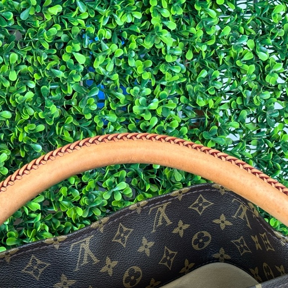 Pre owned Louis Vuitton Artsy MM - Picture 2 of 16
